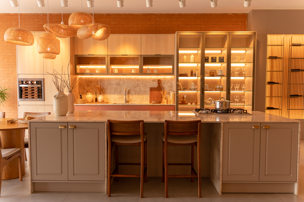 Interior do showroom da Casa Brasileira Boituva com ambientes planejados expostos