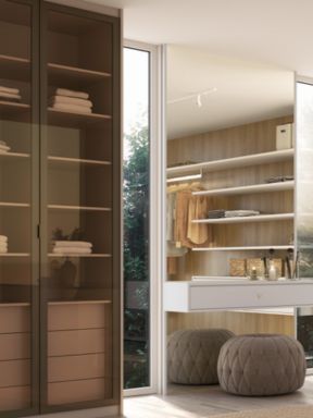 Closet planejado com iluminação embutida