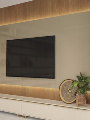 Sala planejada com painel e estante